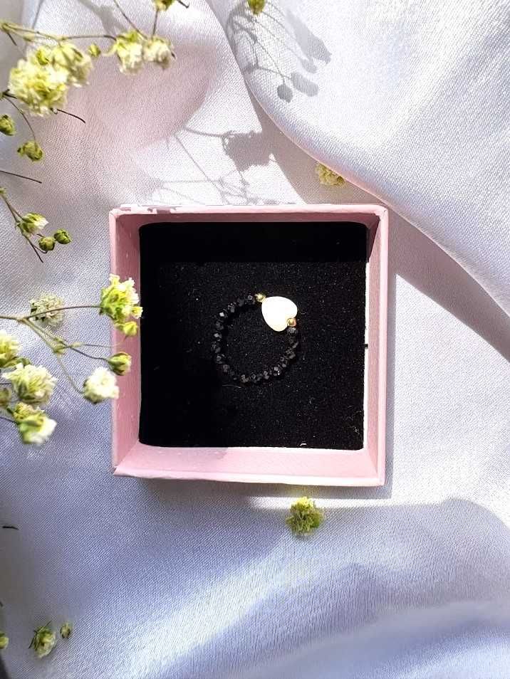 Pierścionek handmade z czarnym turmalinem i masą perłową
