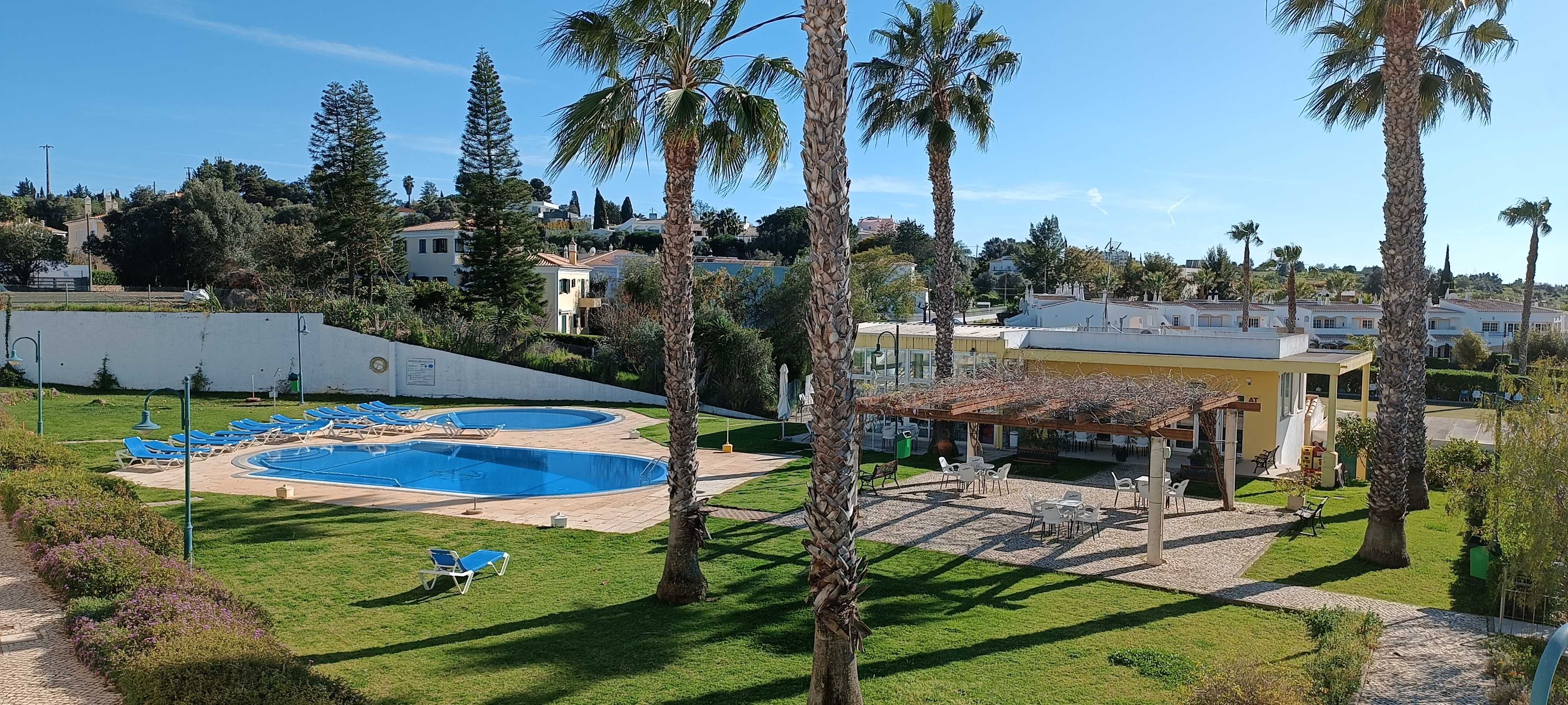 Apartamento Teresinha Alvor com piscina.