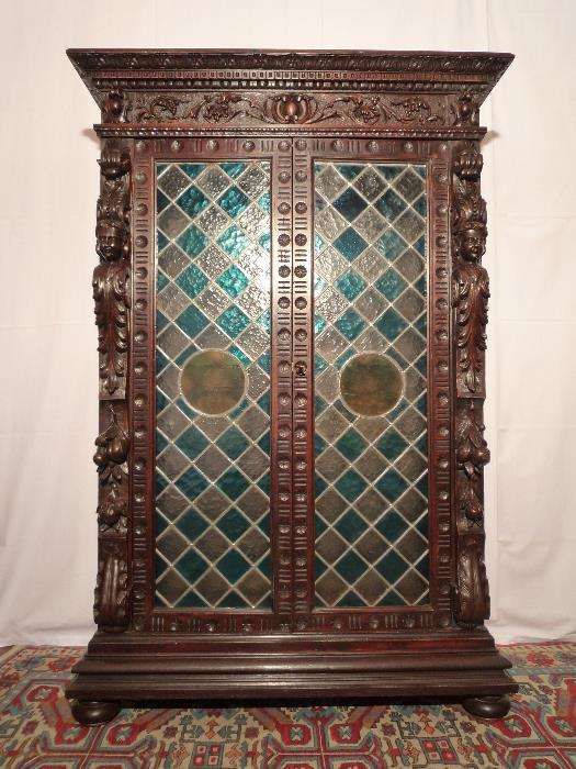 Armário Antigo com Portas em Vitral