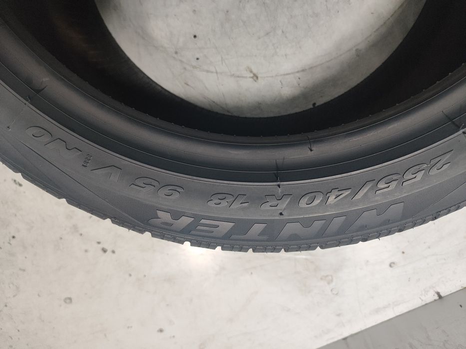 2 pneus semi novos Pirelli 255/40R18 Oferta dos Portes