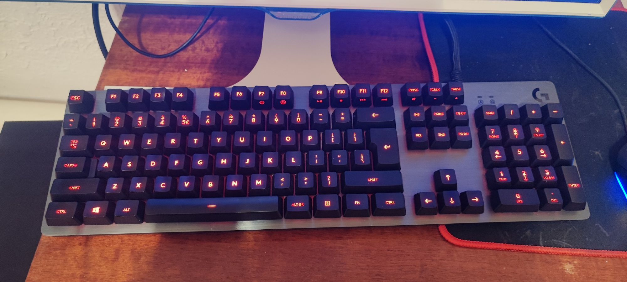 Продам клавиатуру Logitech g413