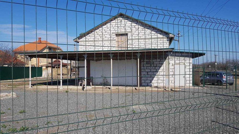 Будівля на фасаді дороги під комерційну діяльність: магазин, СТО, тощо