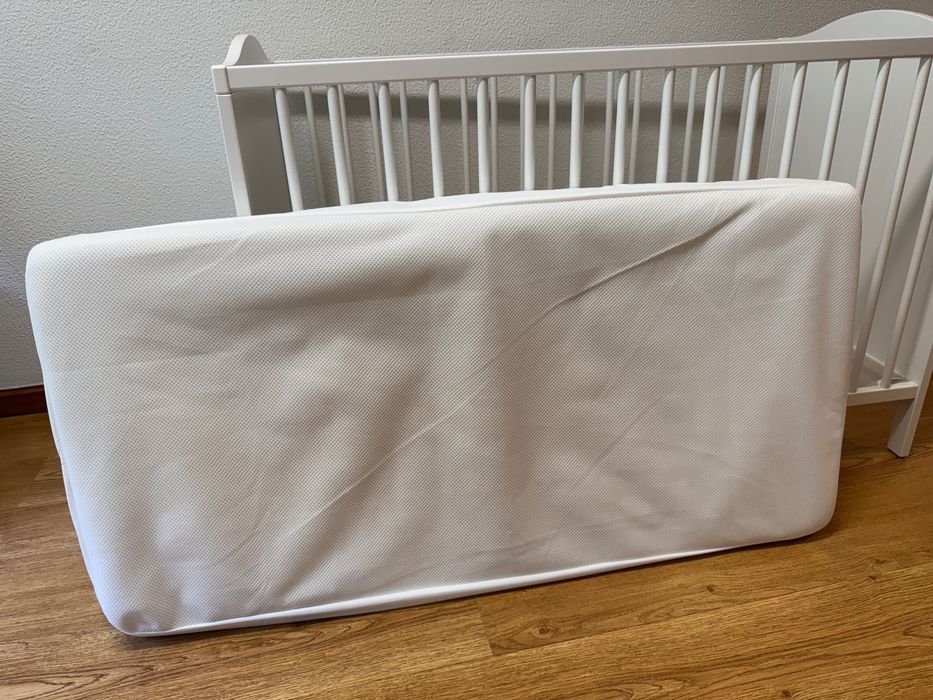 Berço de madeira, cor branca+ colchão de mola+ capa  impermeável- Ikea