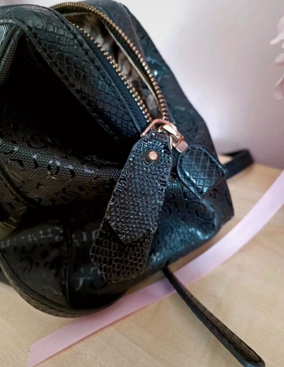 Modna Torebka Guess Czarna ,Shopper