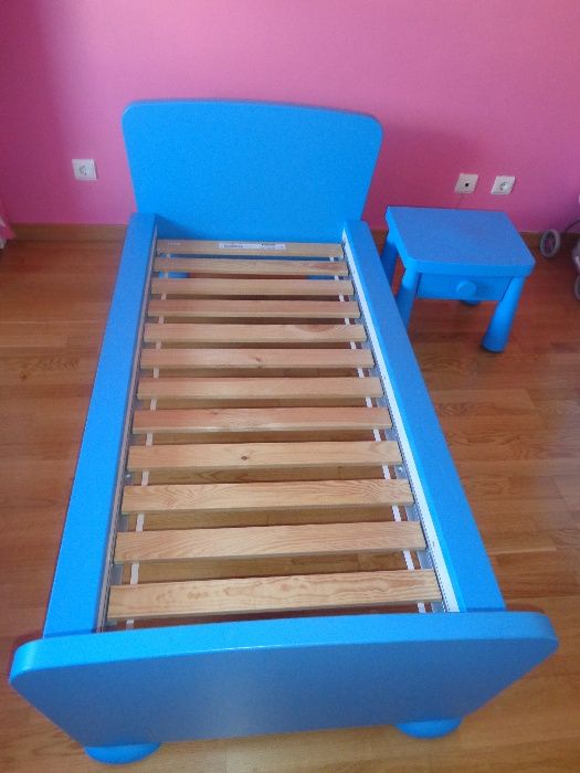 Cama e mesa cabeceira azul IKEA e Zippy branca criança