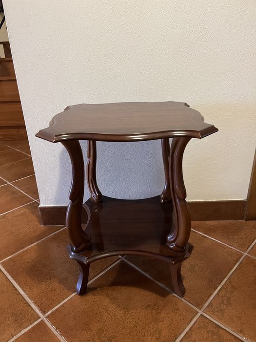 Mesa de apoio de madeira nobre.