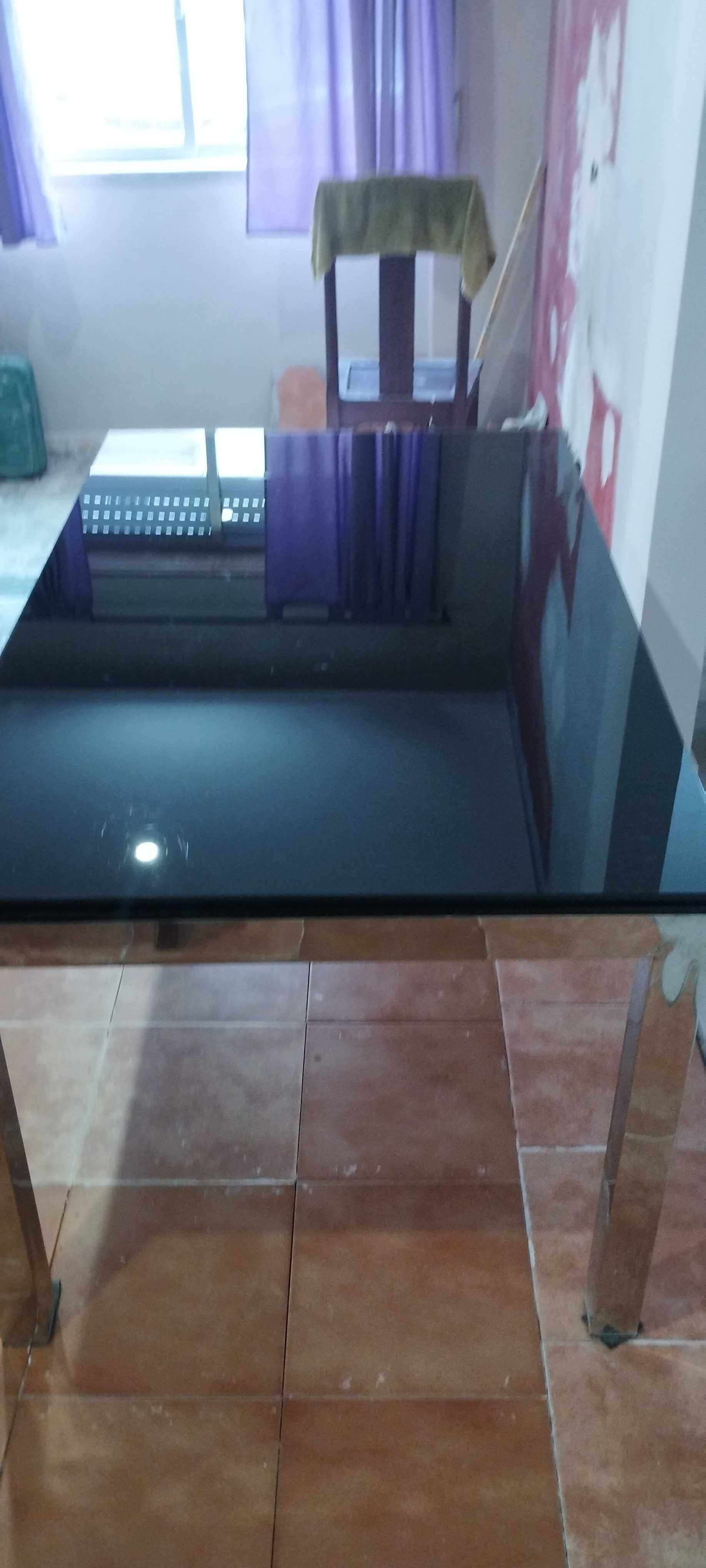 Mesa de vidro preto