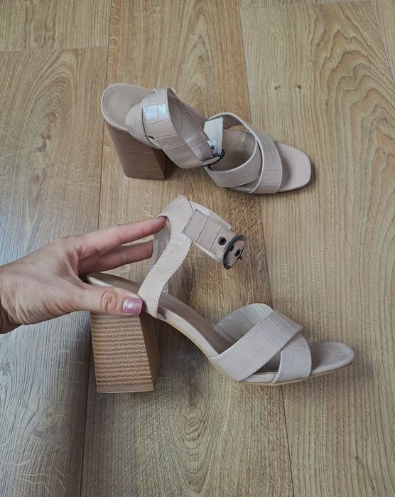 Жіночі бежеві босоніжки на підборах