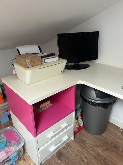 secretária como nova e resistente