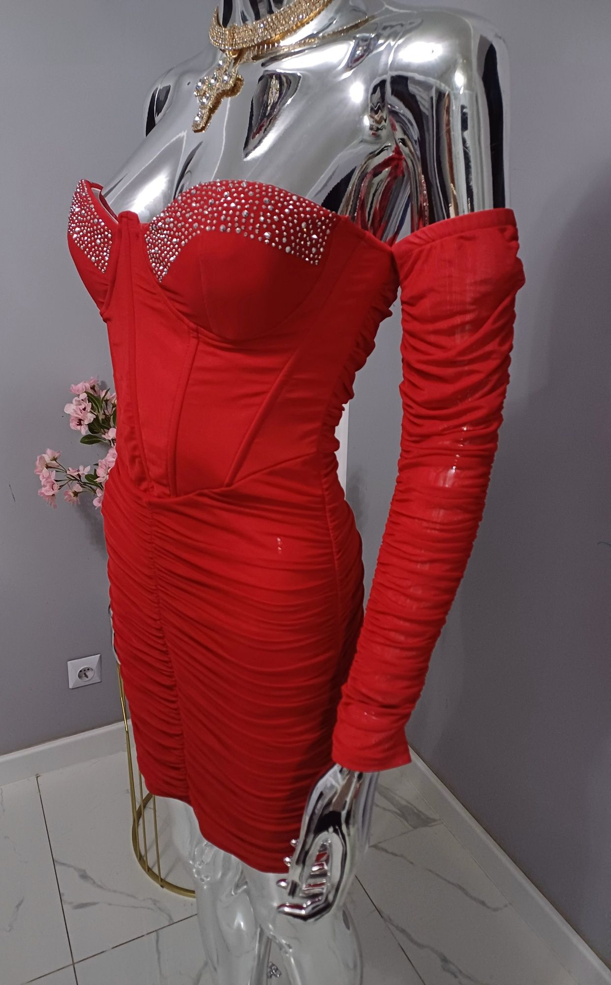 Czerwona sukienka z opuszczonymi ramionami.  Rozmiary Xs/S lub M/L.