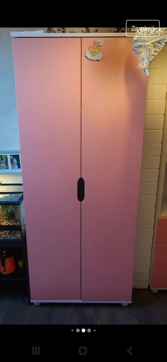 Komplet różowych mebli dla dziewczynki. Łóżeczko, szafa, komoda szafka