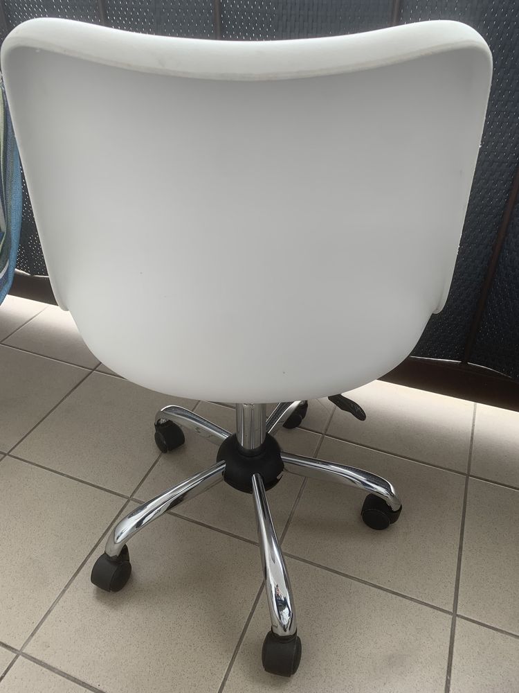 Krzesło obrotowe białe