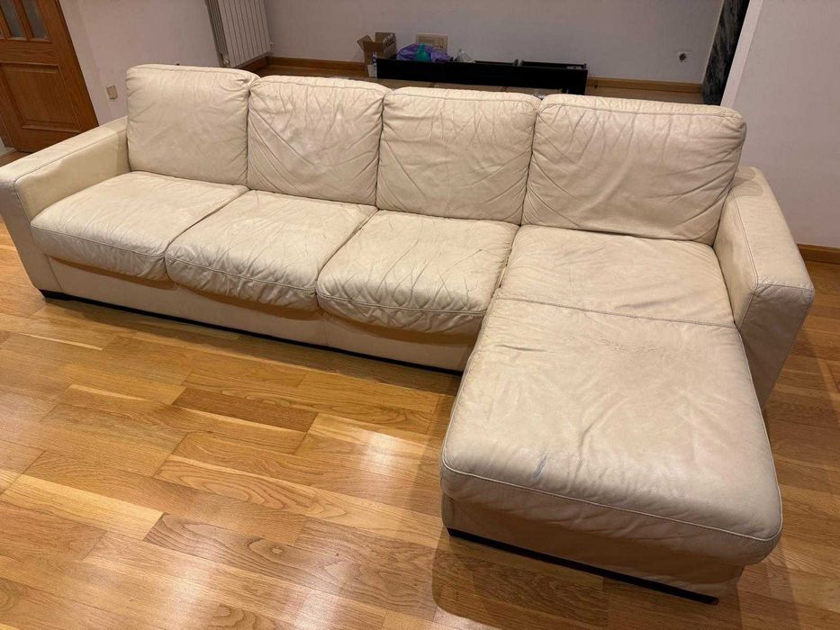 Sofá chaise longue direito em couro 4 lugares