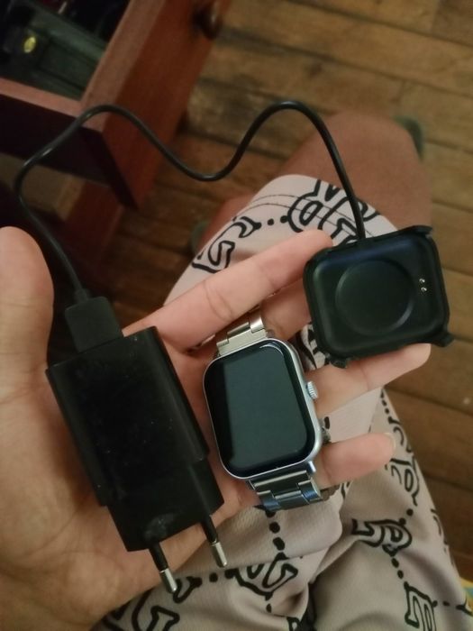 Relógio smartwatch e carregador