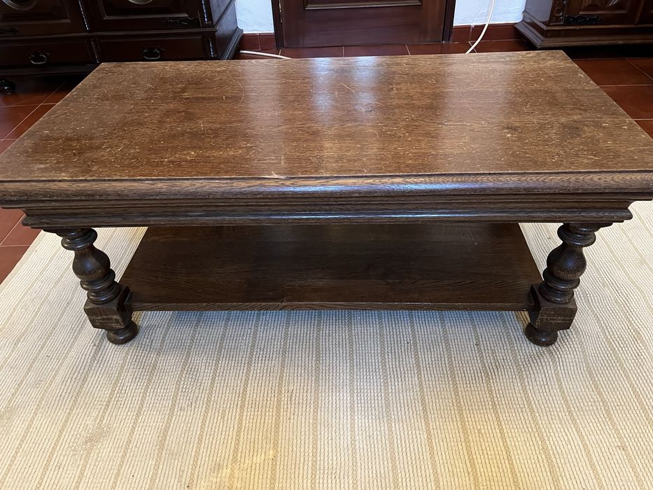 Mesa de madeira castanha para sala