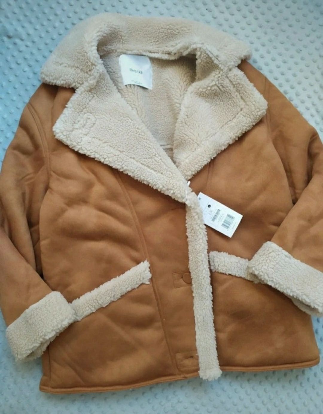 Jasnobrązowy płaszcz oversize z kożuszka L Bershka
