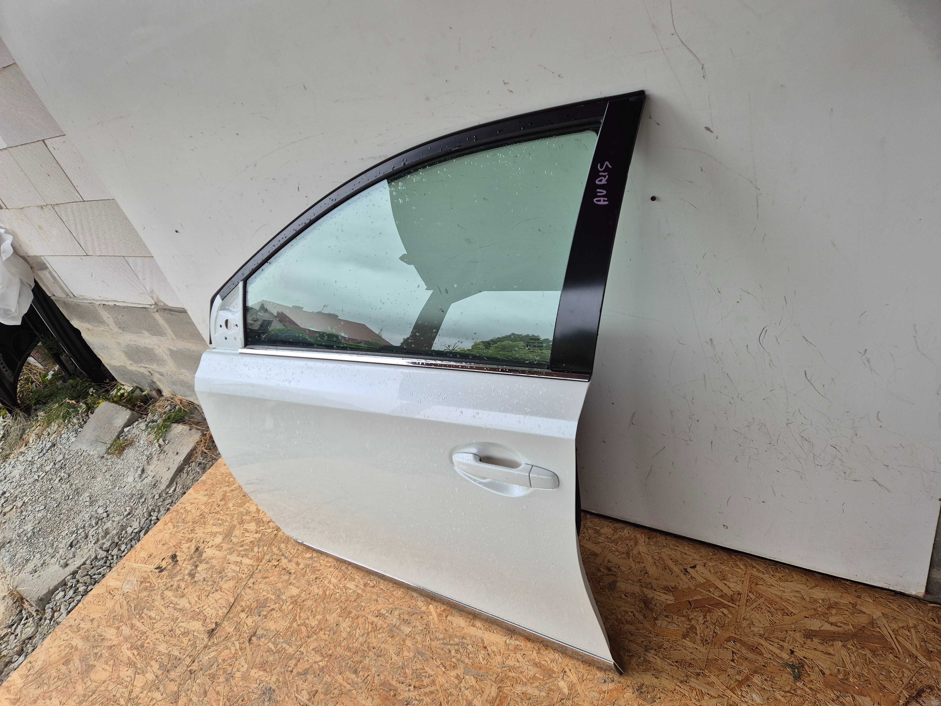 Toyota Auris II drzwi lewe przednie przód 070.