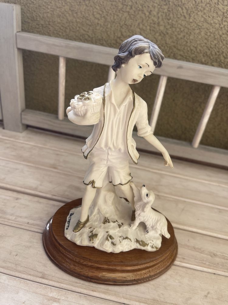 Mala figurka chlopiec porcelana Capodimonte