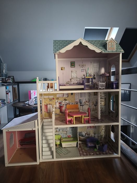 Drewniany domek dla lalek