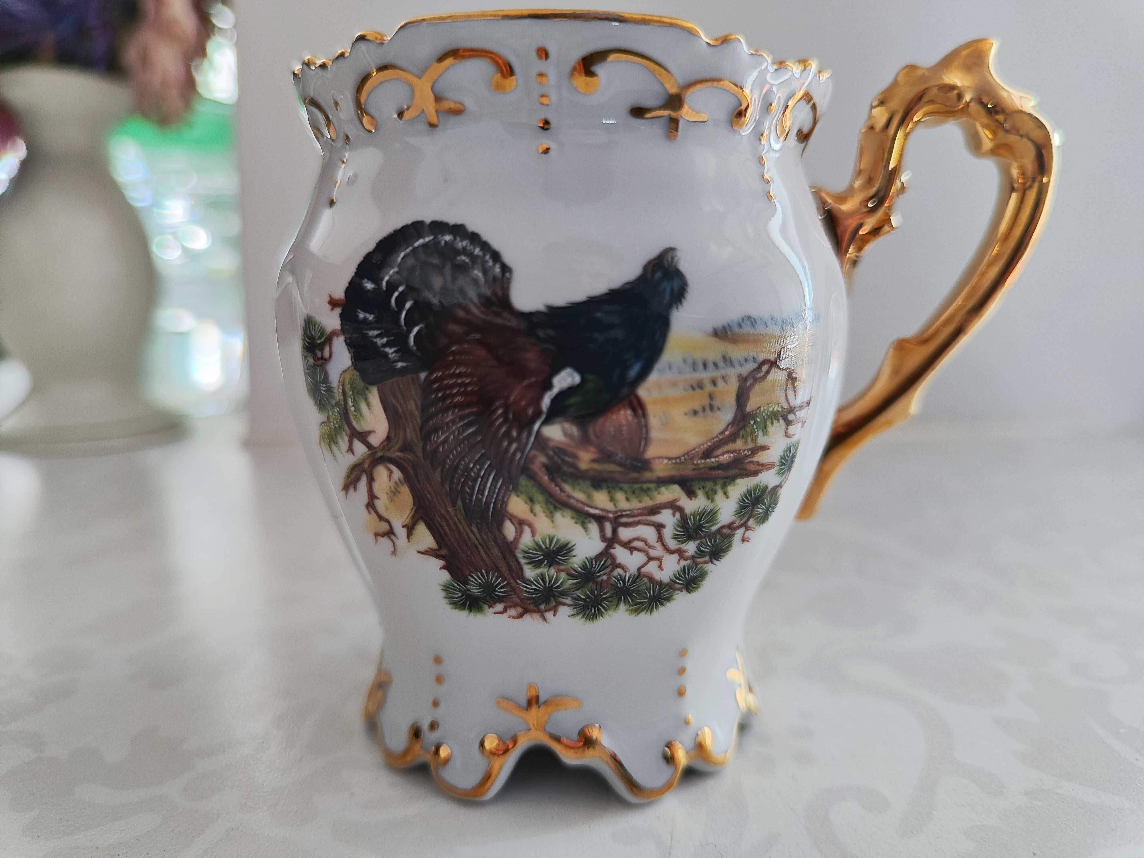 Piękna porcelanowa filiżanka sygnowana Carlasbad Czechy z zającem