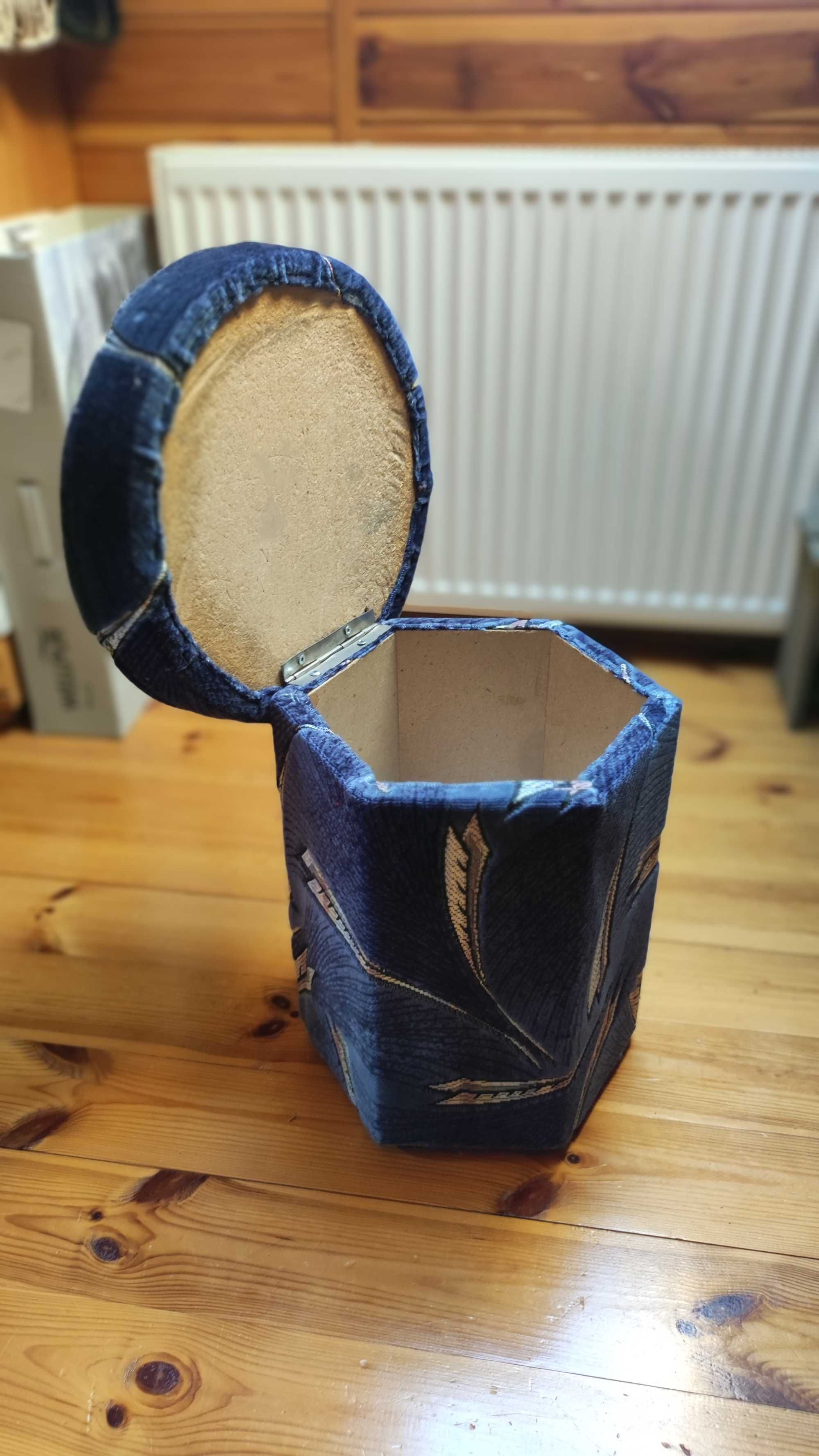 Zestaw 8 krzeseł + 2 pufy