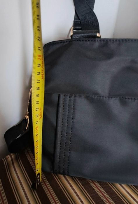 Carteira preta em tecido impermeável com várias divisórias, pratica e