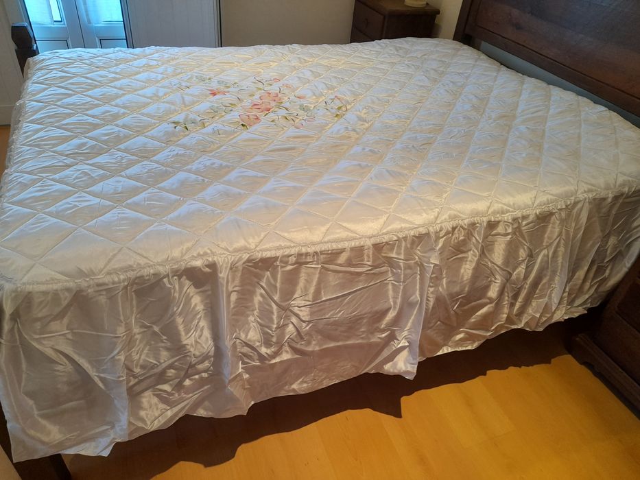 Colcha para cama de casal dá para um colchão de 1m40cm por 2m