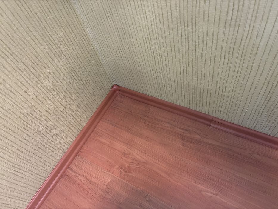 Ламінат в відміному стані  11.0 кв.м