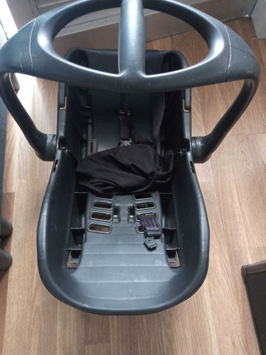 Cadeira, cadeira auto e cesto de bebé