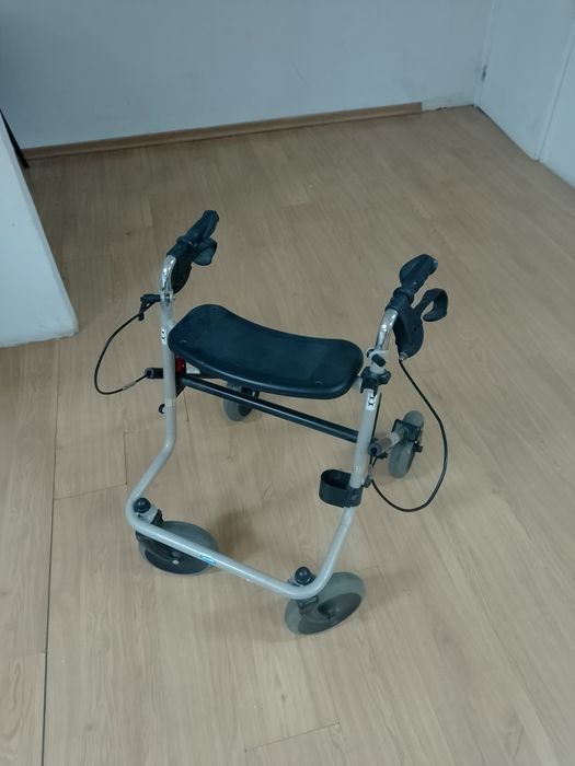 Andador para idosos com rodas