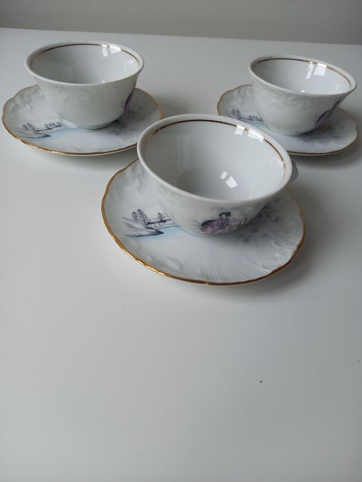 Pires e chavenas de café