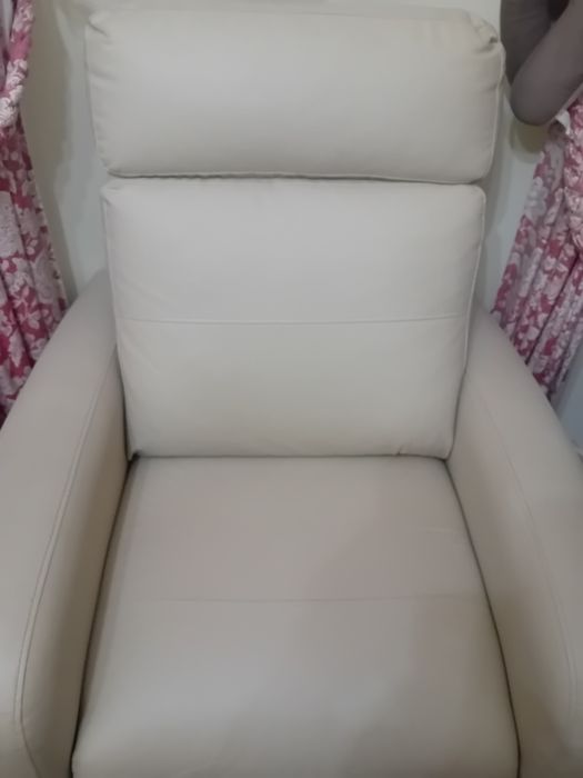 Sofá mecanizado em pele bege