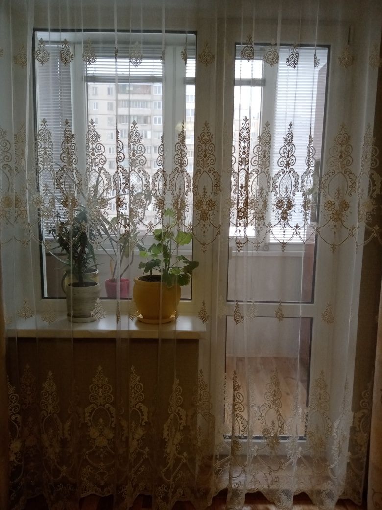 Гарна готова нова на тесьмі тюль з вишивкою, ширина 3 метра