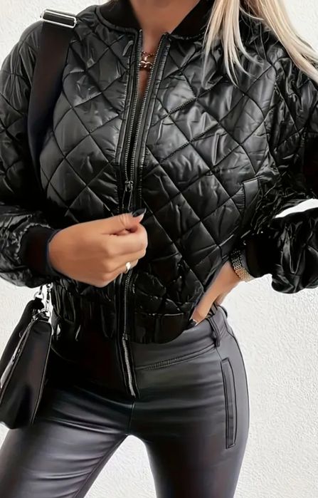 Стильна жіноча куртка