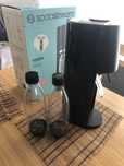 Soda stream z butelkami i pojemnikiem co2