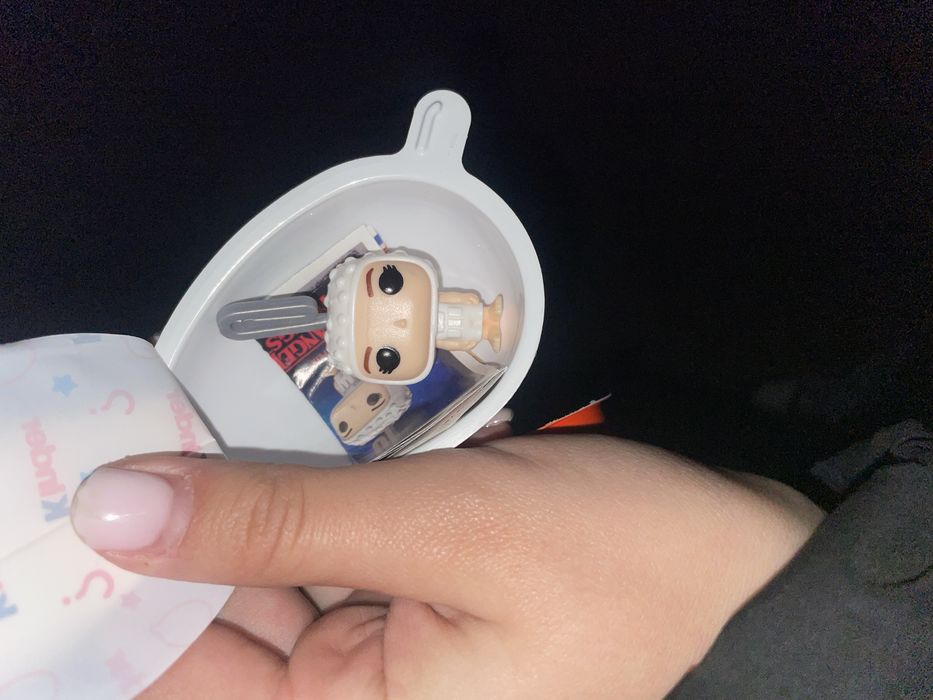 Оді в костюмі зі скріпкой