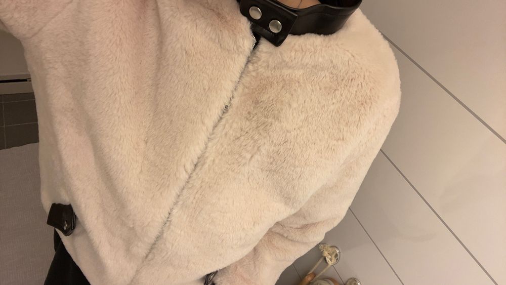 Розкішний молочний хутряний бомбер экошубка з еко -хутра на молнї s -m