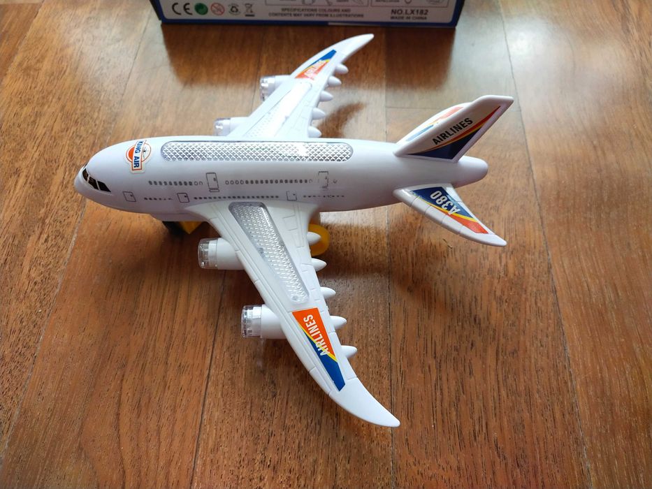 Samolot zabawka dla rocznego dziecka