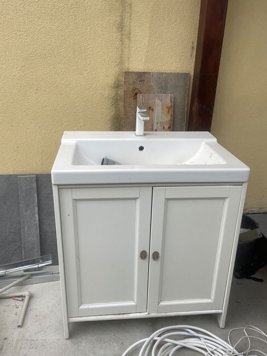 Umywalka wolnostojąca z szafką na budowę