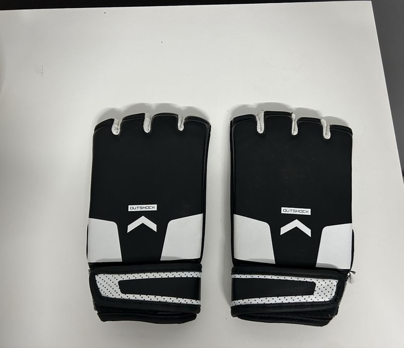 2 pares de luvas para desportos de combate