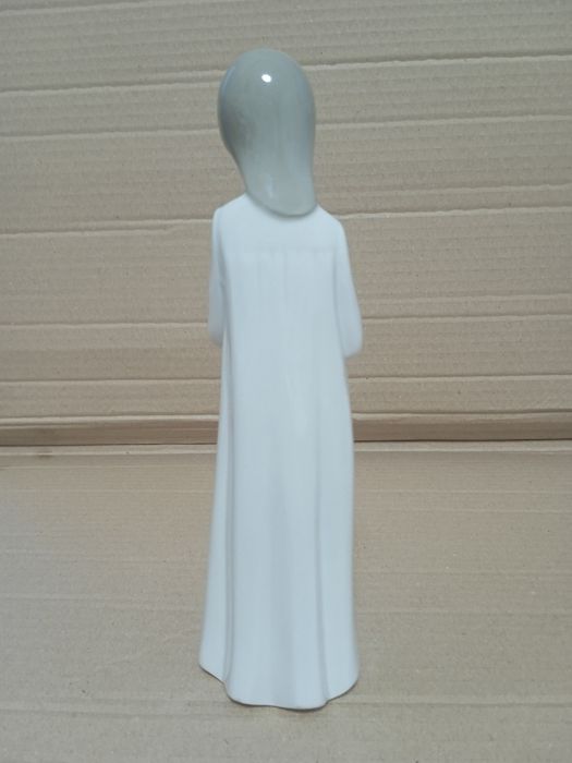 Статуэтка "Девушка со свёртком". Испания.