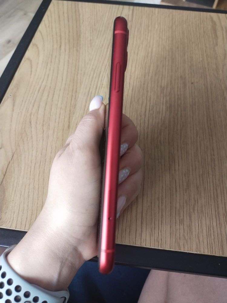 iPhone 11 64GB RED etui ładujace