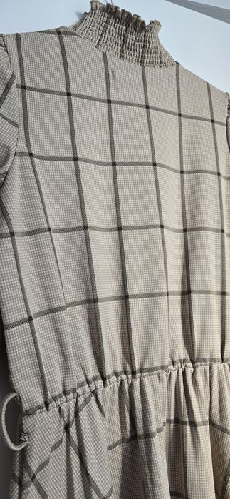 Beżowa sukienka w kratkę