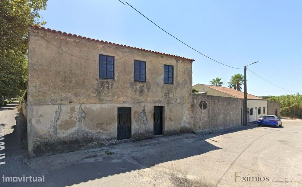 Moradia para restauro, em Azurara