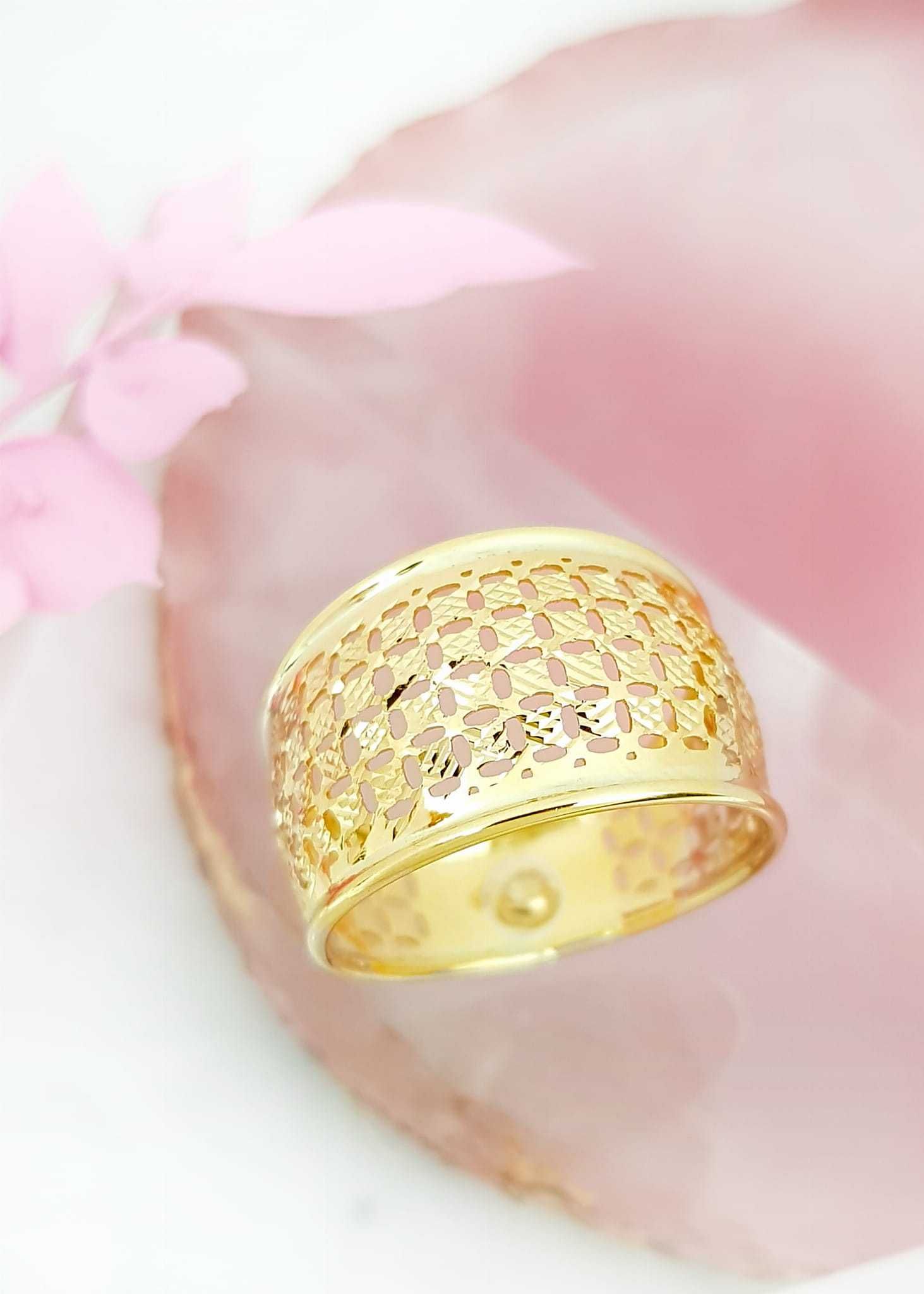 Złoty szeroki pierścionek z diamentowanym wzorem pr.375