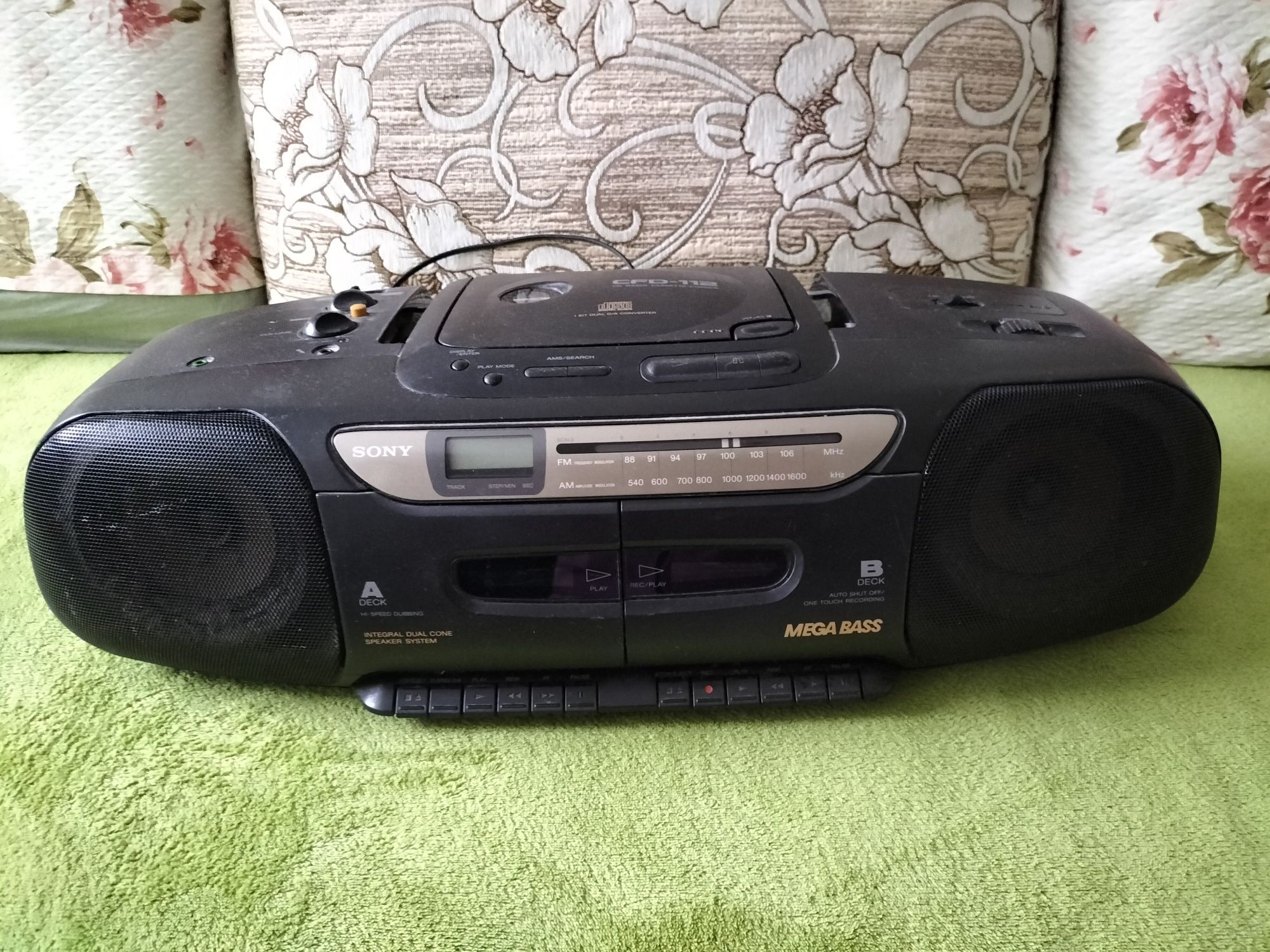 Магнітофон Sony: радіоприймач, програвач CD та касет, караоке/мікрофон
