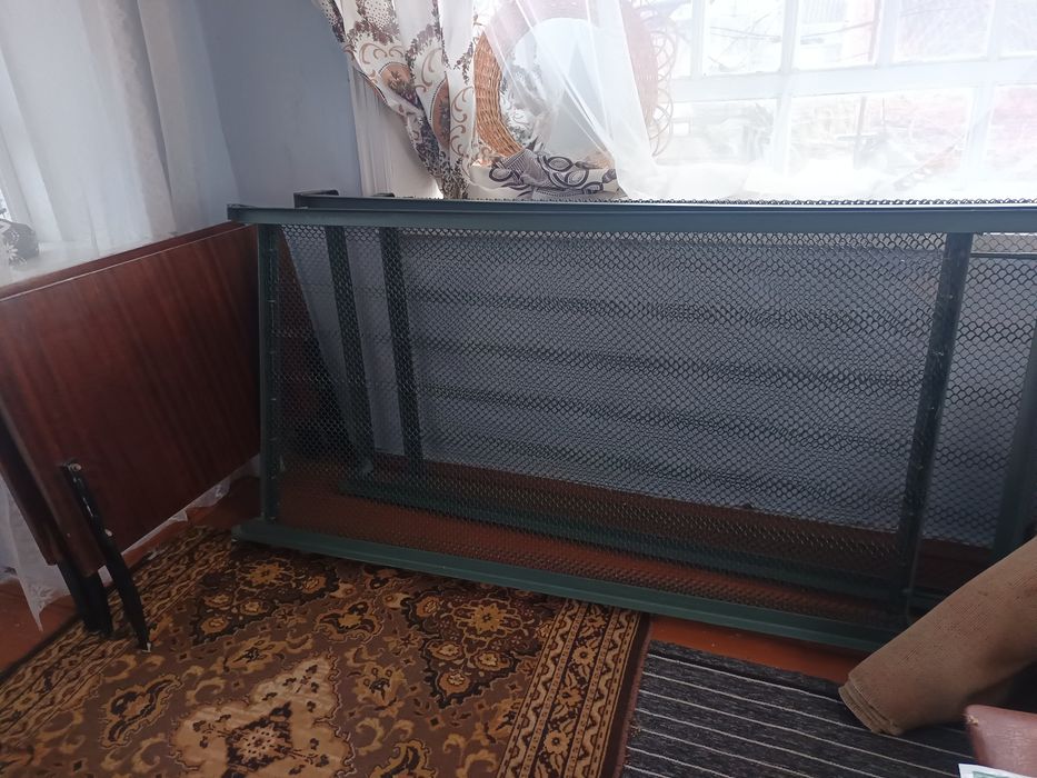 Кровать з металевою сіткою