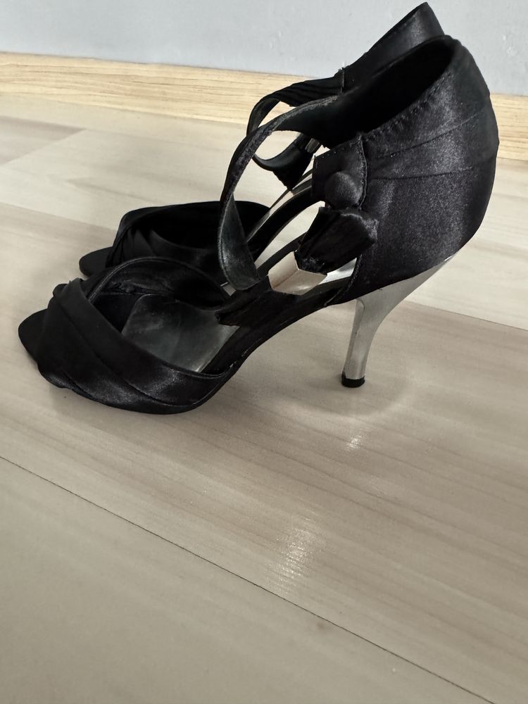 Buty na obcasie.