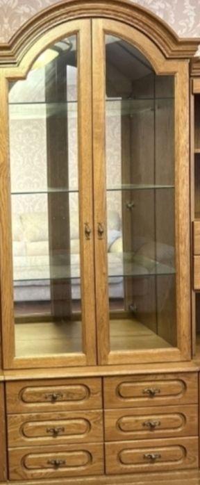 Дубовий сервант вітрина