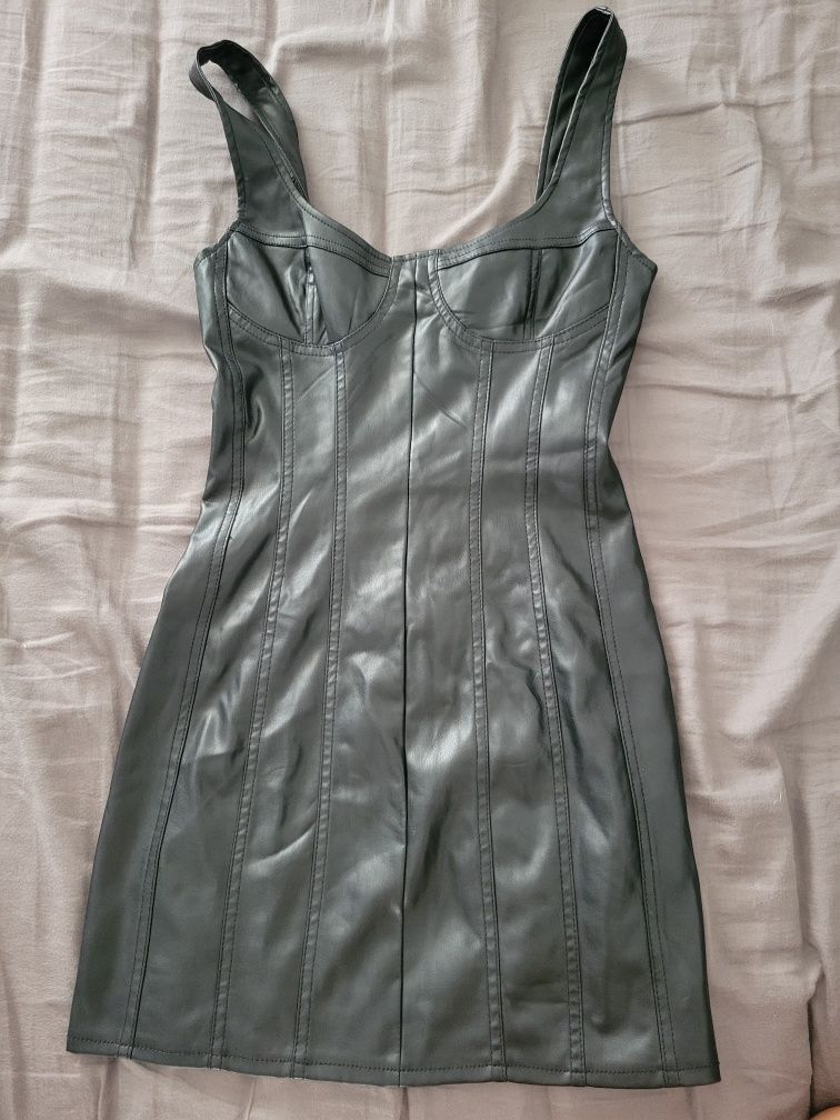 Vestido de cabedal
